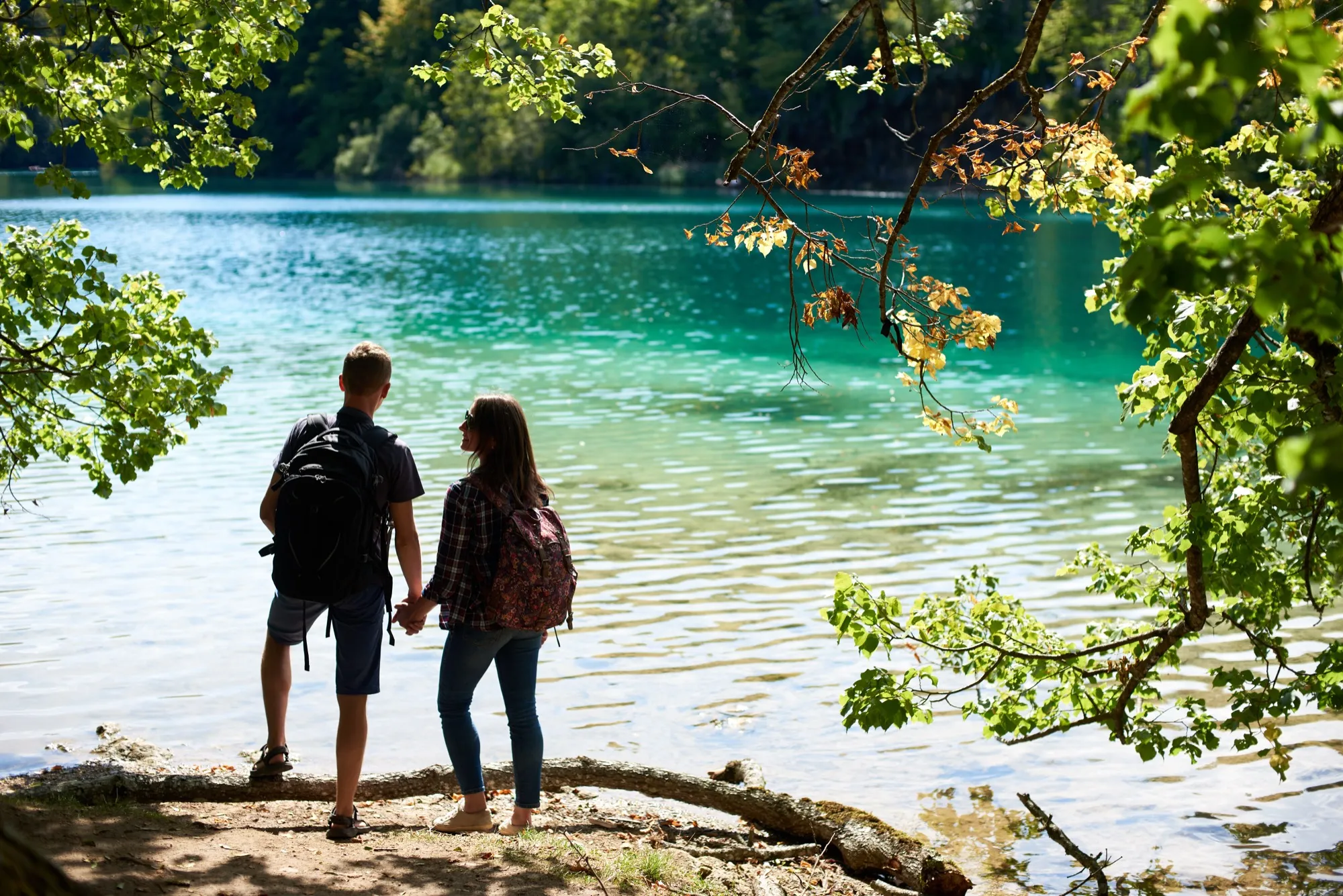 Posjetitelji uz tirkizno jezero